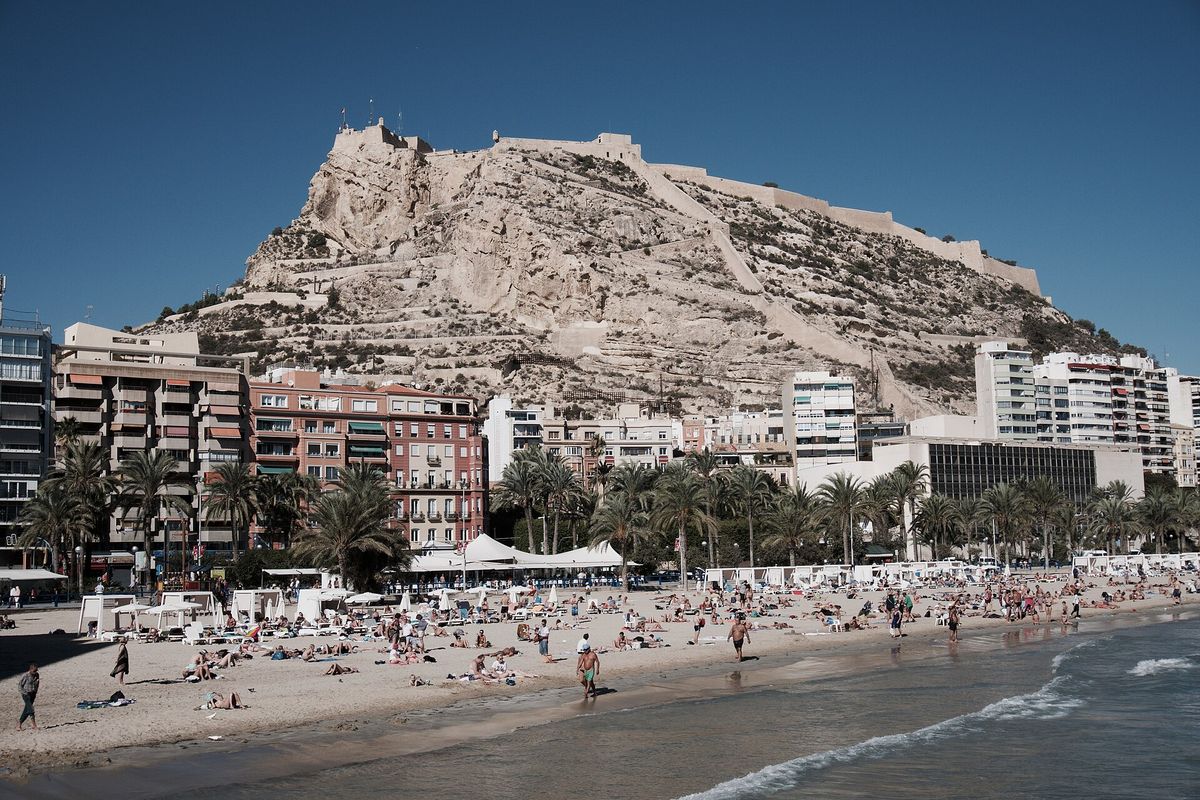 Playa del Postiguet y castillo de Santa Bárbara, Alicante
