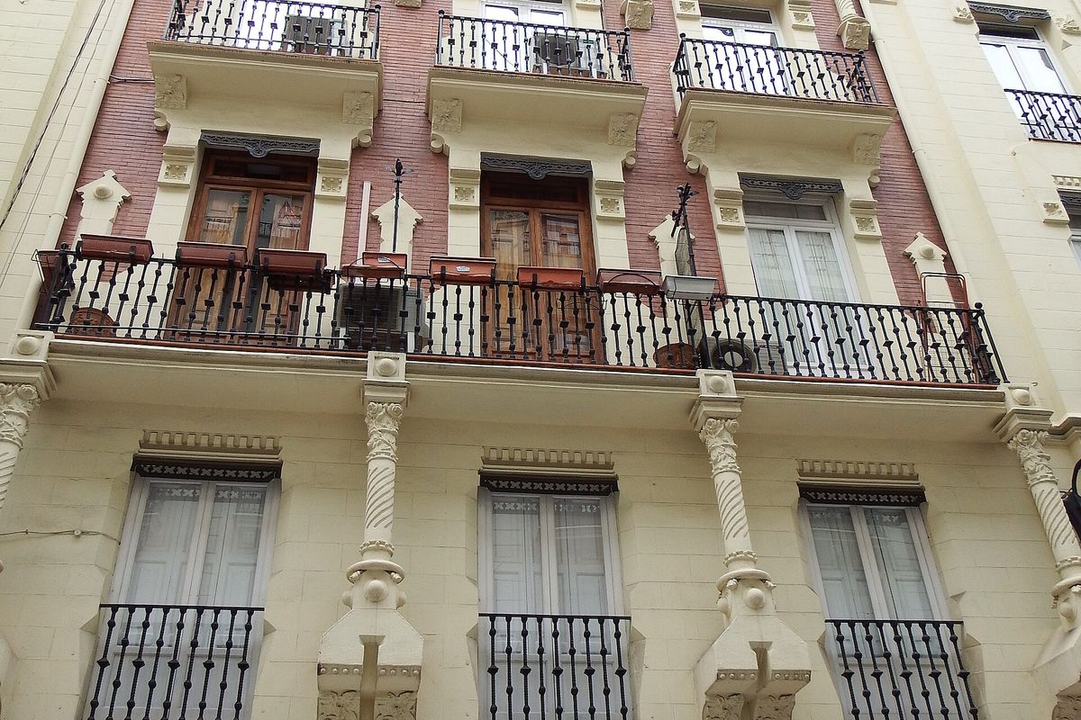 Edificio de viviendas en una calle de Valencia